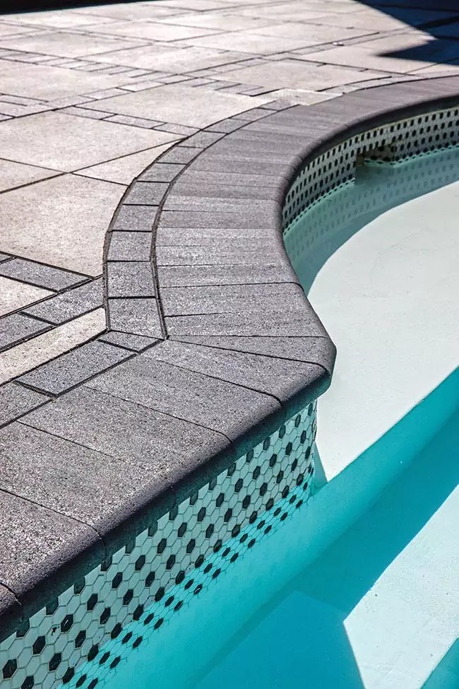 main-pool-coping-bullnose-smooth-couronnement-de-piscine-01011-05-137-hr-658215f58512c
