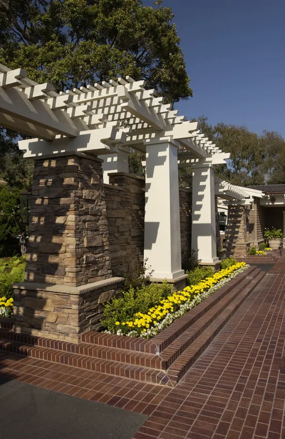ES_Rustic-Ledge_Sequoia_ext_montage_pergola