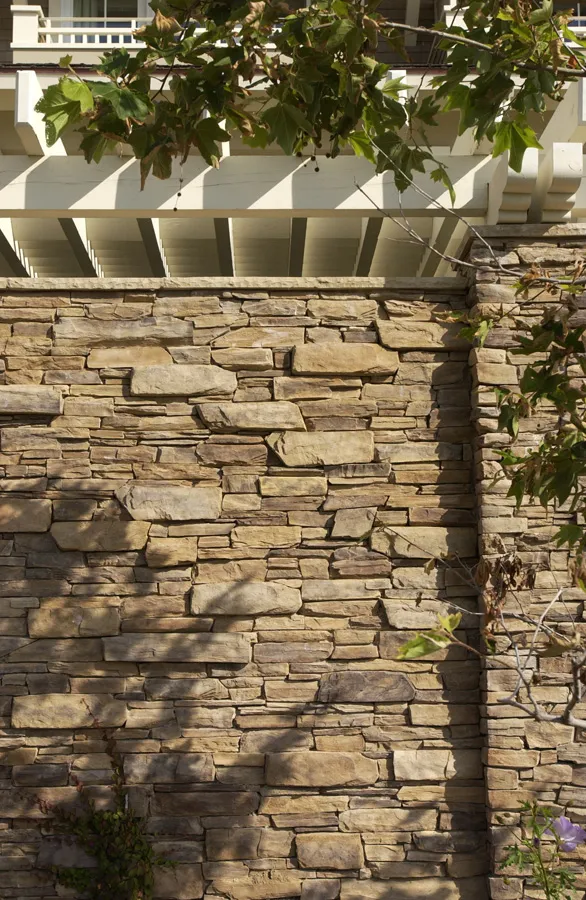 ES_Rustic-Ledge_Sequoia_ext_montage_wall-detail